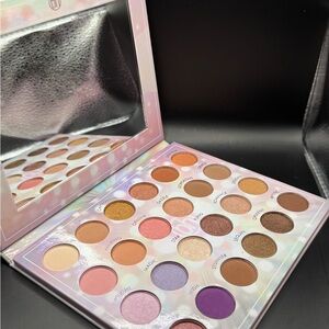 BH Cosmetics Silver Accent with Prismatic Shine